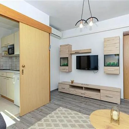 Radojkovi -one Bedroom With Terrace And Partial Sea View A1 아파트 룸바르다